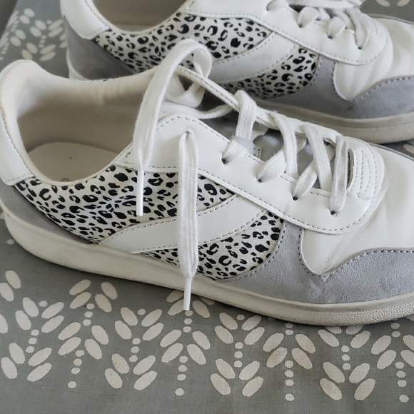 White and Gray Minimalist Sneakers with Retro Design - Picture 4 of 5